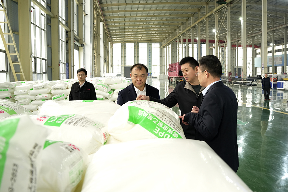 新疆和田地區(qū)策勒縣委副書記、組織部部長李雷，和田商會會長崔學海，新疆駐皖工作組主任張新等一行蒞臨豪家股份考察交流