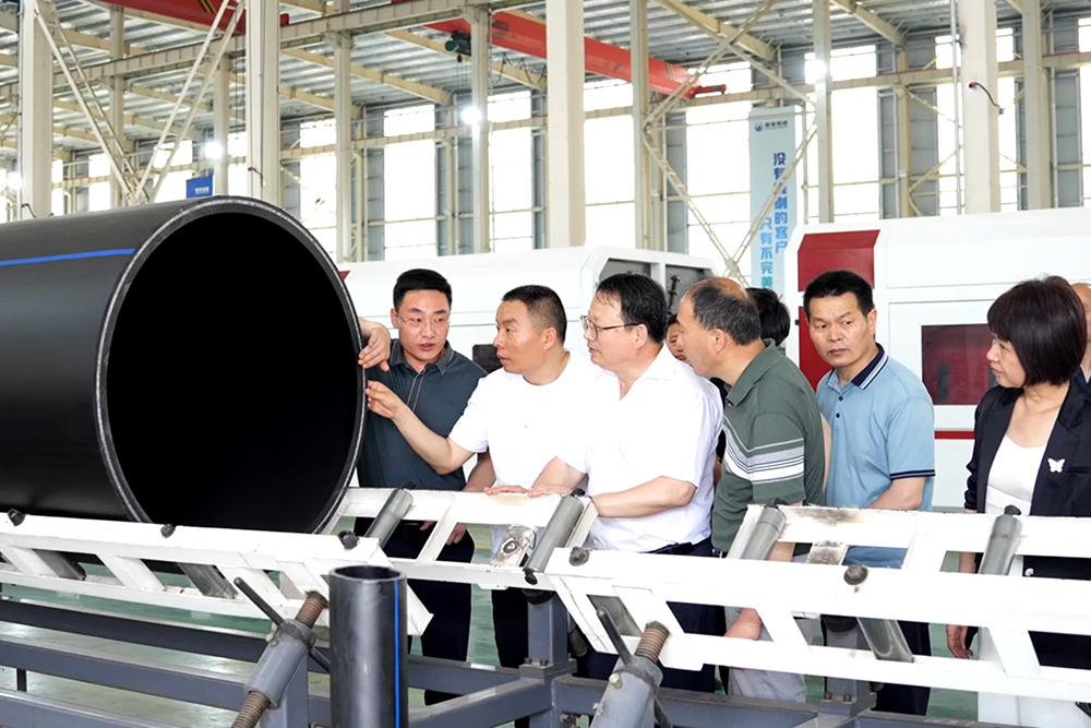 縣人大常委會副主任楊翠萍帶領阜南一中、三中教學骨干蒞臨豪家股份考察交流